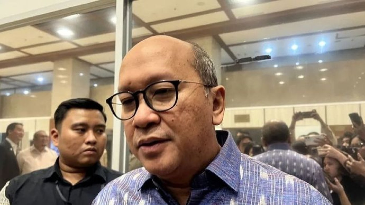 CEO Badan Pengelola Investasi Daya Anagata Nusantara (BPI Danantara) Rosan Roeslani memberi keterangan ketika dijumpai selepas rapat dengan Komisi VI DPR RI di Kompleks Parlemen Senayan, Jakarta, Rabu, 4 Februari 2026. ANTARA/Putu Indah Savitri/pri. (Antara)