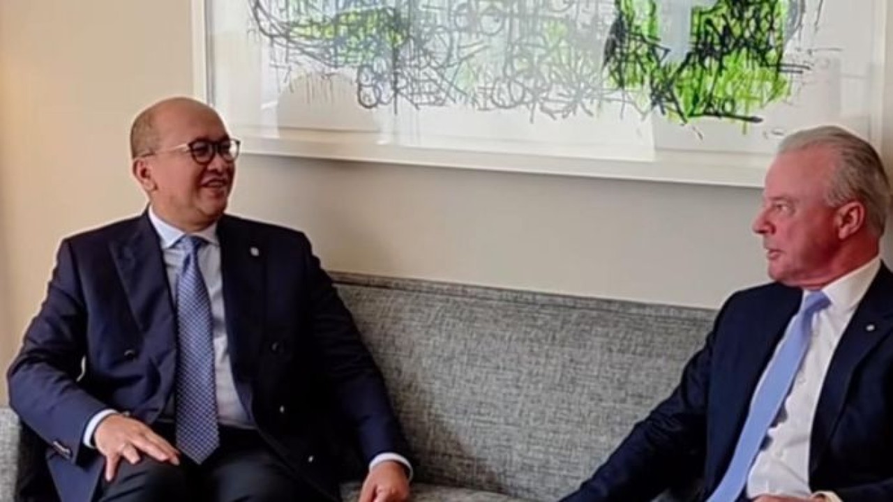 CEO Danantara Rosan Roeslani membagikan momen saat bertemu dengan President of Boeing Global, Brendan Nelson di Amerika Serikat (AS).