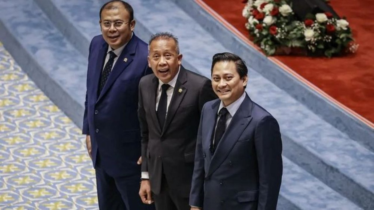 Wakil Ketua DPR Saan Mustopa (tengah) dan Cucun Ahmad Syamsurijal (kiri) berfoto bersama dengan Deputi Gubernur Bank Indonesia (BI) terpilih Thomas Djiwandono (kanan) pada Rapat Paripurna DPR ke-12 Masa Persidangan III Tahun Sidang 2025-2026 di Kompleks Parlemen, Senayan, Jakarta, Selasa, 27 Januari 2026. (Foto: ANTARA FOTO/Dhemas Reviyanto/wsj)