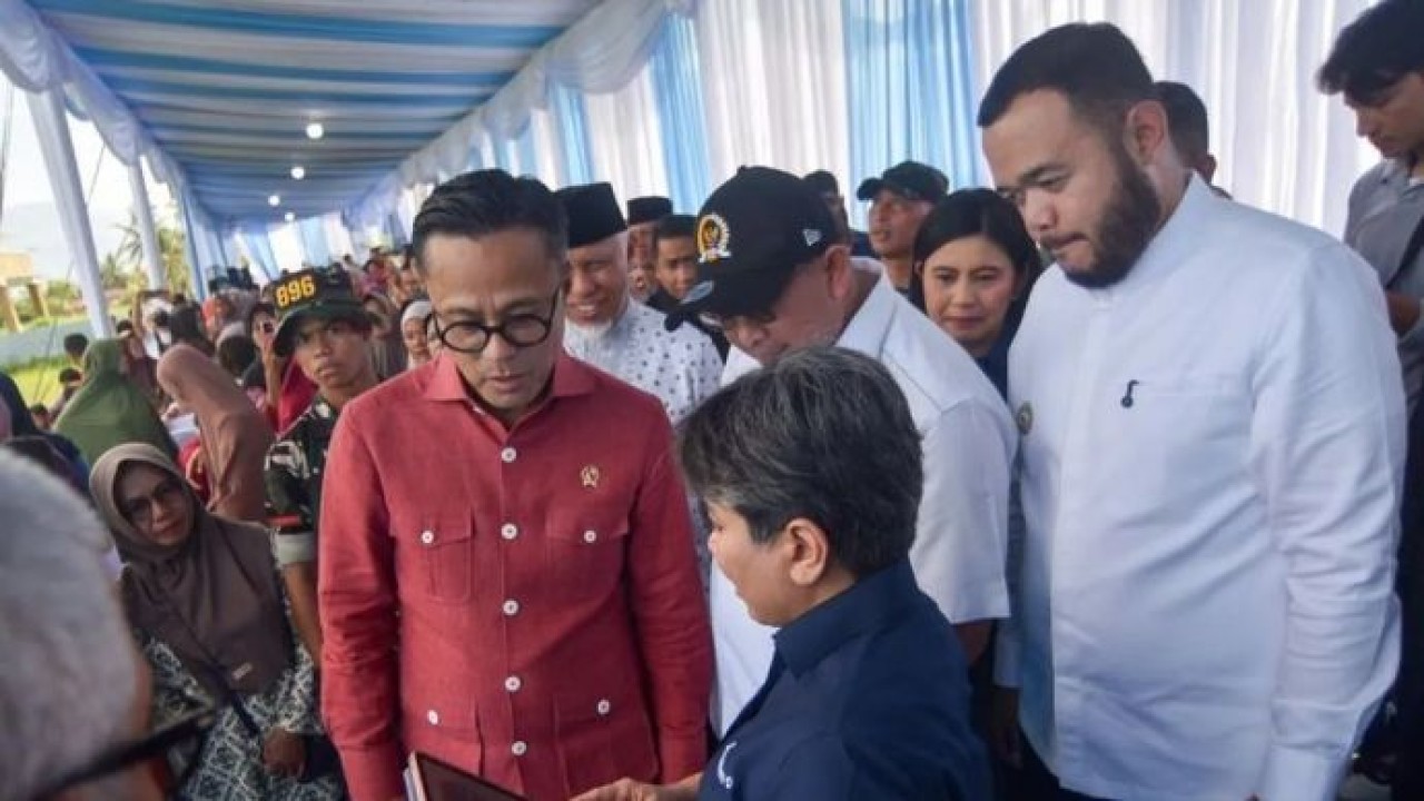 Chief Operating Officer (COO) Danantara yang juga Kepala BP BUMN Dony Oskaria (ketiga kanan) mendengarkan pemaparan Dirut PT Inalum Melati Sarnita (kedua kanan depan) bersama anggota DPR Andre Rosiade (kedua kanan), Gubernur Sumbar Mahyeldi (ketiga kanan belakang) dan Wali Kota Padang Fadly Amran (kanan) saat peletakan batu pertama pembangunan kembali SDN 49 Batang Kabung, Koto Tangah, Padang, Sumatera Barat, Jumat, 20 Februari 2026. ANTARA FOTO/Fitra Yogi (Antara)