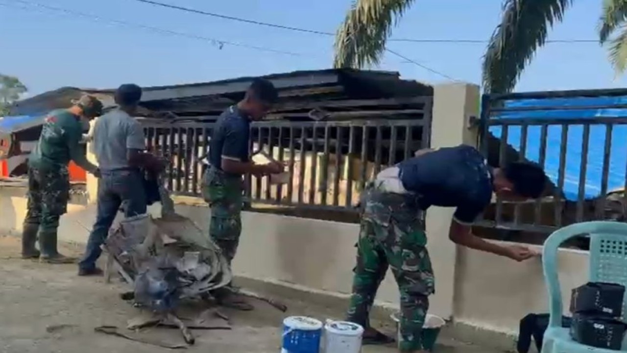 Prajurit TNI melakukan pengecatan dan memperbaiki bangunan. (Foto: Dok/Istimewa)