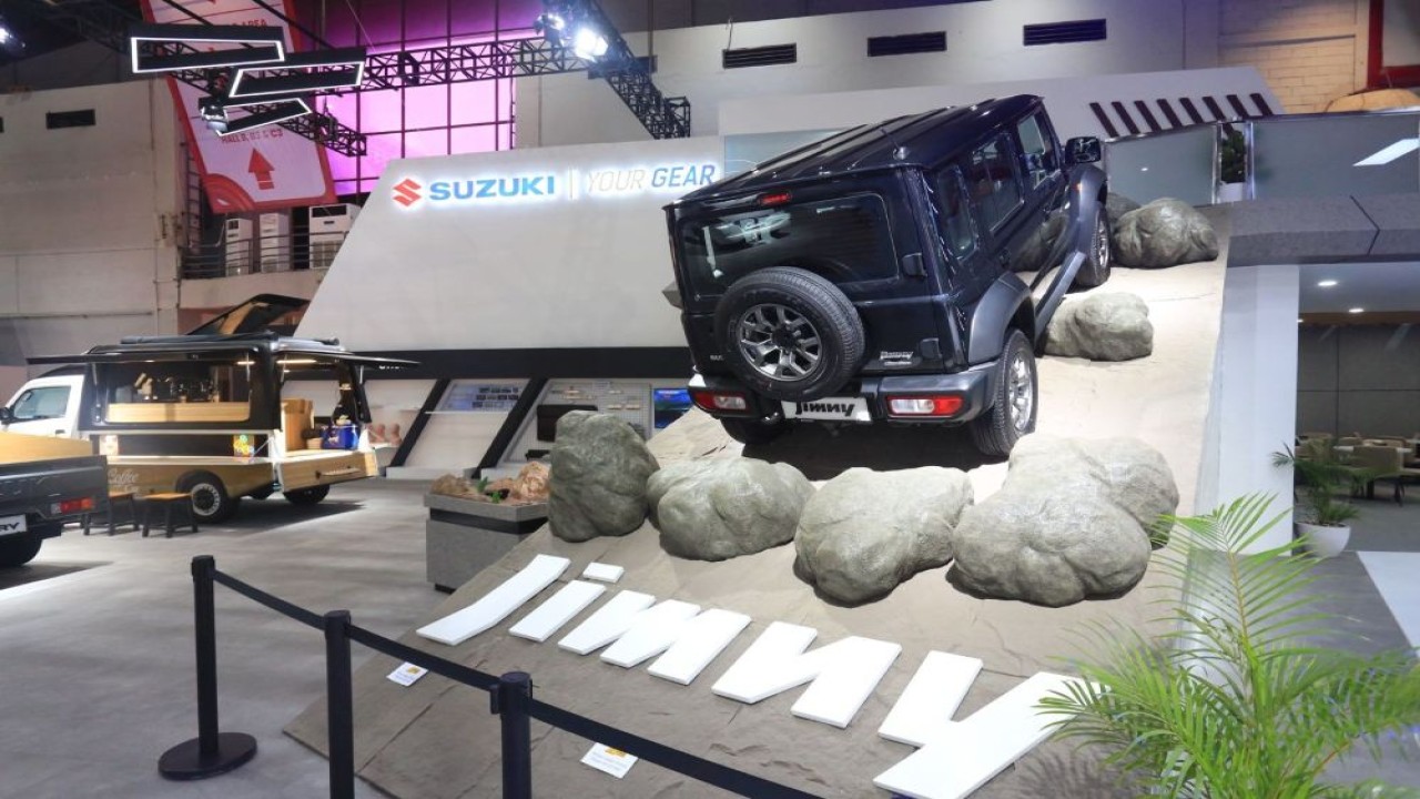 PT Suzuki Indomobil Sales (SIS) mencuri perhatian pengunjung lewat kehadiran booth di IIMS 2026. (Foto: Istimewa/SIS)