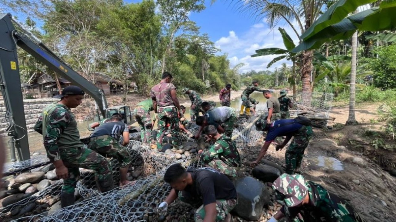 Prajurit TNI bersama masyarakat terus bergotong royong membangun jembatan perintis di berbagai desa terpencil di Provinsi Aceh. (Foto: Dok/Istimewa)