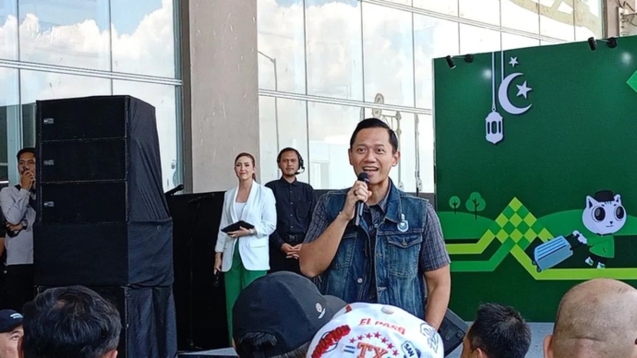 Menteri Koordinator Bidang Infrastruktur dan Pembangunan Kewilayahan Agus Harimurti Yudhoyono (AHY) memberikan sambutan dalam acara pelepasan program mudik gratis bertajuk (Antara)