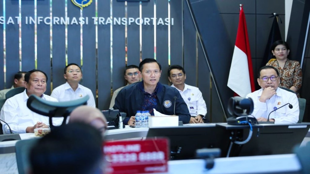 Menteri Koordinator Bidang Infrastruktur dan Pembangunan Kewilayahan, Agus Harimurti Yudhoyono (AHY), memantau langsung kondisi transportasi nasional dari Command Center Kementerian Perhubungan, Selasa (17/3/2026). (Foto: Dok/Istimewa)