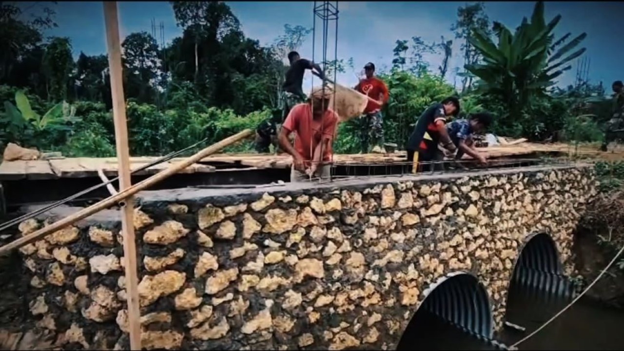 Jembatan kecil di atas Sungai Gumuzo, Kecamatan Alasa, Nias Utara, yang rusak akibat bencana banjir beberapa waktu lalu kini kembali terbentang lebih kokoh dengan bantuan personel TNI AD.