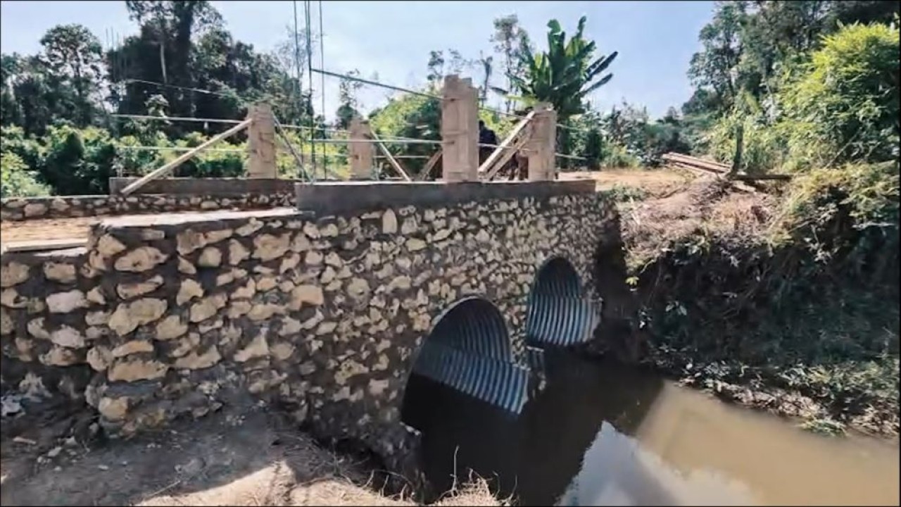 Jembatan Gantung Perintis Garuda di atas Sungai Moro'o, Desa Ononamolo III, Kecamatan Mandrehe Barat, Nias Barat, telah rampung pada Rabu (25/3). (Bakom)