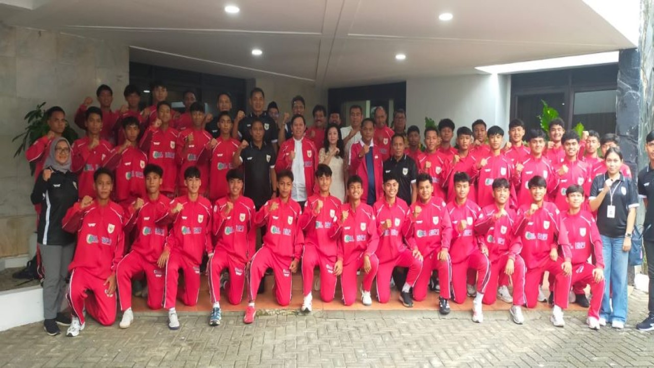 Ketua Dewan Perwakilan Daerah Republik Indonesia (DPD RI) Sultan Baktiar Najamudin didampingi istri dan jajaran pengurus BLiSPI berfoto bersama dengan para pemain Timnas Pelajar BLiSPI U17