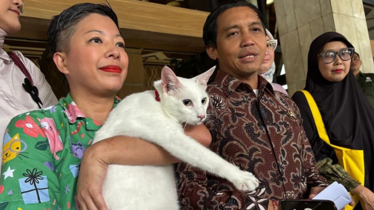 Menhut Raja Juli Antoni (tengah) memberikan keterangan kepada wartawan usai membuka kegiatan sterilisasi kucing dan Kemenhut Ramah Hewan di Jakarta, Kamis (12/3/2026) ANTARA/Prisca Triferna (Antara)