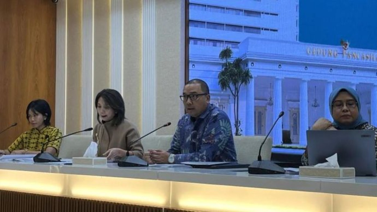 Direktur Jenderal Asia Pasifik dan Afrika Kementerian Luar Negeri (Kemlu) RI Santo Darmosumarto (kedua kanan) menyampaikan pernyataannya dalam taklimat media Kemlu RI di Jakarta, Jumat 6 Maret 2026. (ANTARA/Nabil Ihsan) (Antara)