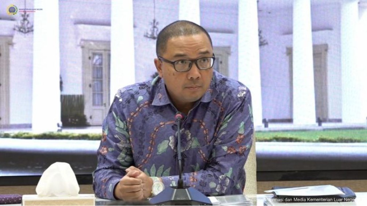 Direktur Jenderal Asia Pasifik dan Afrika (Dirjen Aspasaf) Kementerian Luar Negeri Santo Darmosumarto dalam konferensi pers. (Foto: Dok/Istiewa/Bakom RI)