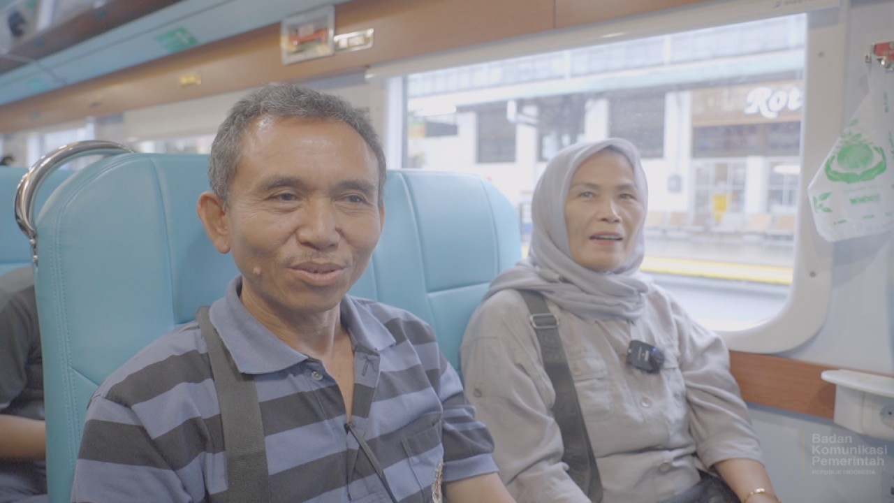 Sepasang suami istri mengaku mudik Lebaran 2026 terasa jauh lebih menyenangkan dibandingkan tahun-tahun sebelumnya dengan naik Kereta Ekonomi Kerakyatan. (Foto: Dok/Istimewa/Bakom RI)