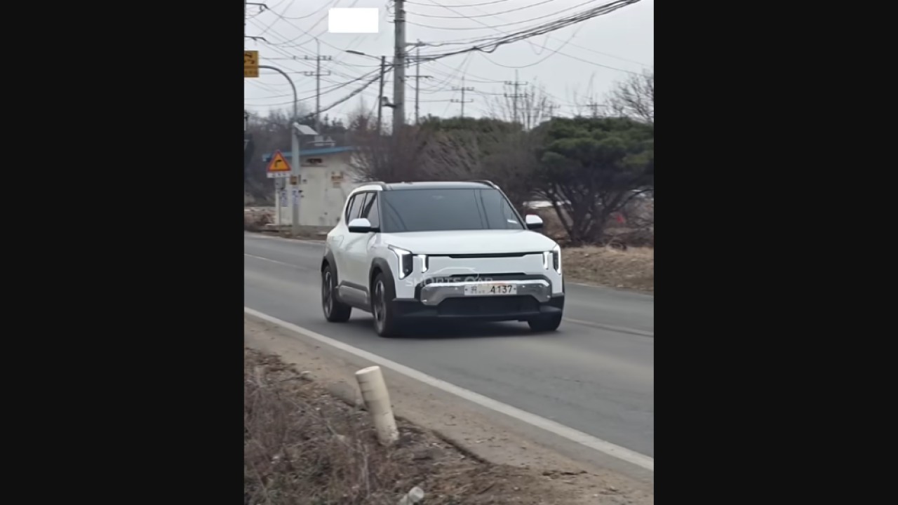 Kia EV2 terlihat melaju di tengah kemacetan lalu lintas di Korea Selatan (Korsel) tanpa kamuflase. (Foto: Tangkapan YouTube Shorts Car)