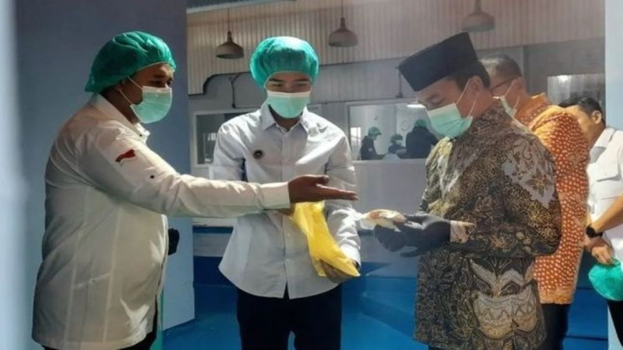 Dari kanan ke kiri, Mendukbangga/Kepala BKKBN Wihaji; Kepala SPPG Cipanas Sindangjaya 5, Anggi Awaludin; Wakil Ketua Umum Bidang Peternakan Kamar Dagang dan Industri (Kadin) Cecep Muhammad Wahyudin saat meninjau menu MBG di bulan puasa. (Foto: Antara)