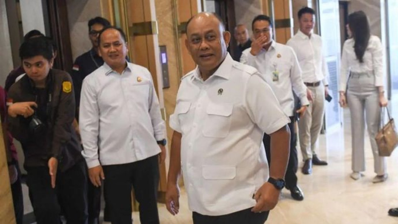 Kepala Badan Gizi Nasional (BGN) Dadan Hindayana (tengah) berjalan usai bertemu dengan Jaksa Agung ST Burhanuddin di Gedung Kejaksaan Agung, Jakarta, Selasa 17 Maret 2026.. Kehadiran Kepala BGN tersebut guna meminta dukungan Kejaksaan Agung untuk memperkuat pengawasan program Makan Bergizi Gratis (MBG), termasuk dengan menempatkan pejabat dari Kejakgung di internal BGN. ANTARA FOTO/Aditya Pradana Putra/nz (Antara)