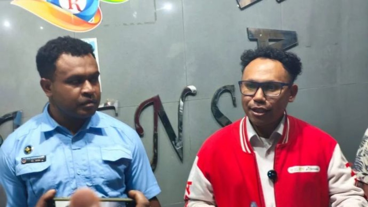 Koordinator Wilayah BGN Kabupaten Nabire Marsel Asyerem (kanan) bersama Kepala SPPG Lani Ayub M. Mamoribo saat memberi keterangan terkait dugaan kasus keracunan di Nabire. (Antara)