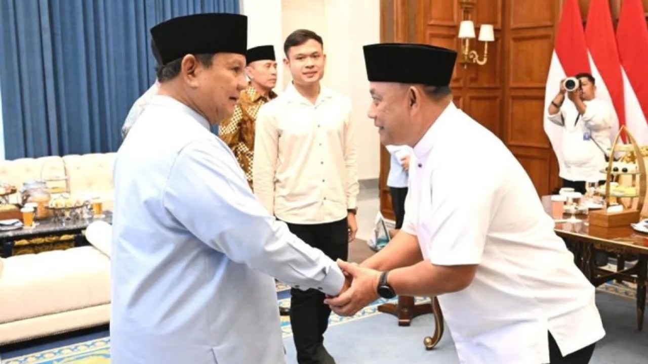 Kepala BGN Dadan Hindayana (depan, kanan) menjabat tangan Presiden Prabowo Subianto pada gelar griya (open house) di Istana Merdeka dalam rangka menyambut Idul Fitri di Jakarta, Sabtu (21/3/2026). ANTARA/HO-BGN. (Antara)