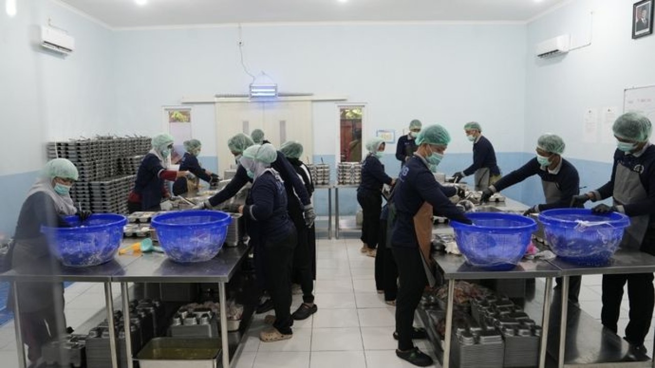 MBG kembali hadir pasca Lebaran, dengan pengawasan keamanan pangan yang lebih ketat demi kualitas terbaik. Di hari pertama, SPPG Harapan Mulia I Kemayoran sukses mendistribusikan 3.298 porsi secara optimal. (Istimewa)