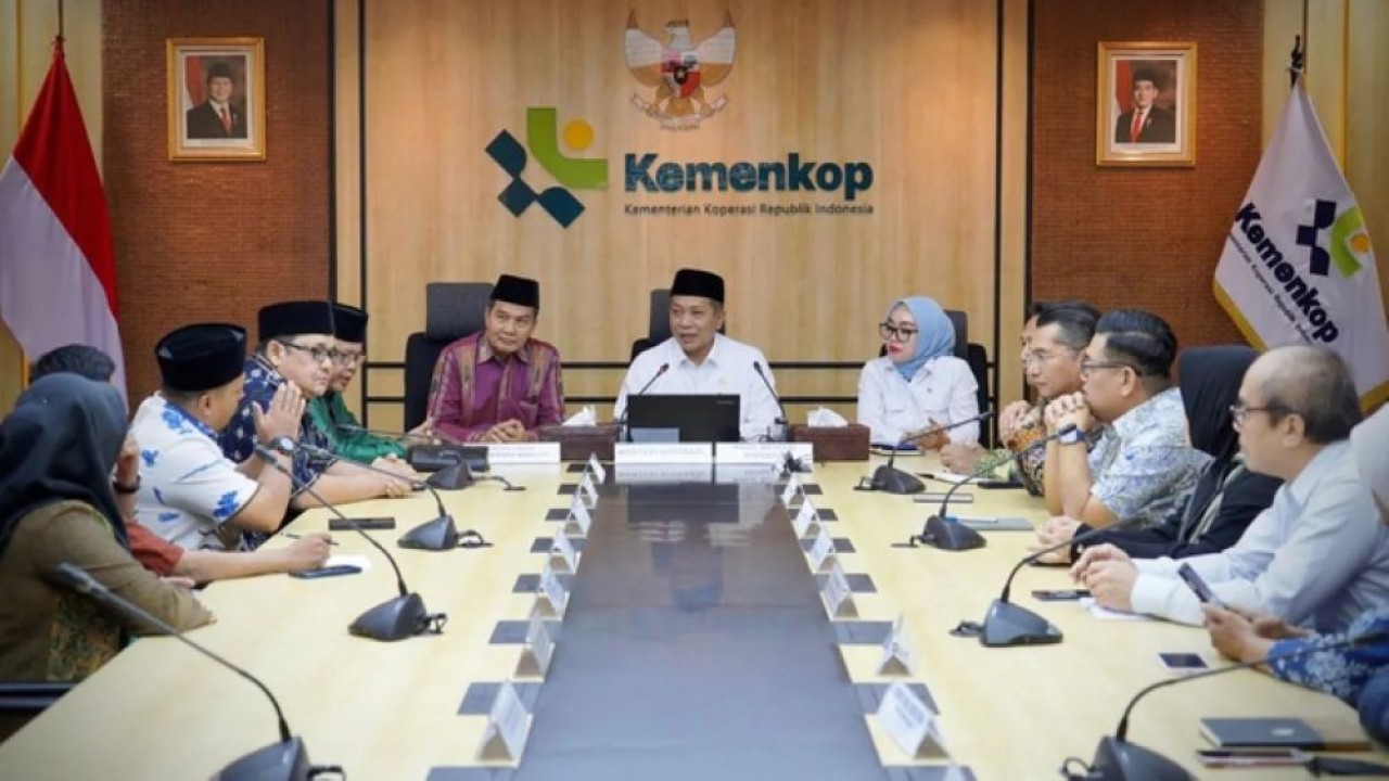 Menteri Koperasi Ferry Juliantono (tengah) menerima audiensi organisasi Islam Al Jamiyatul Washliyah Masyhuril Khamis di Kantor Kemenkop, Jakarta, Jumat (13/3/2026). (Foto: ANTARA/HO-Kemenkop)