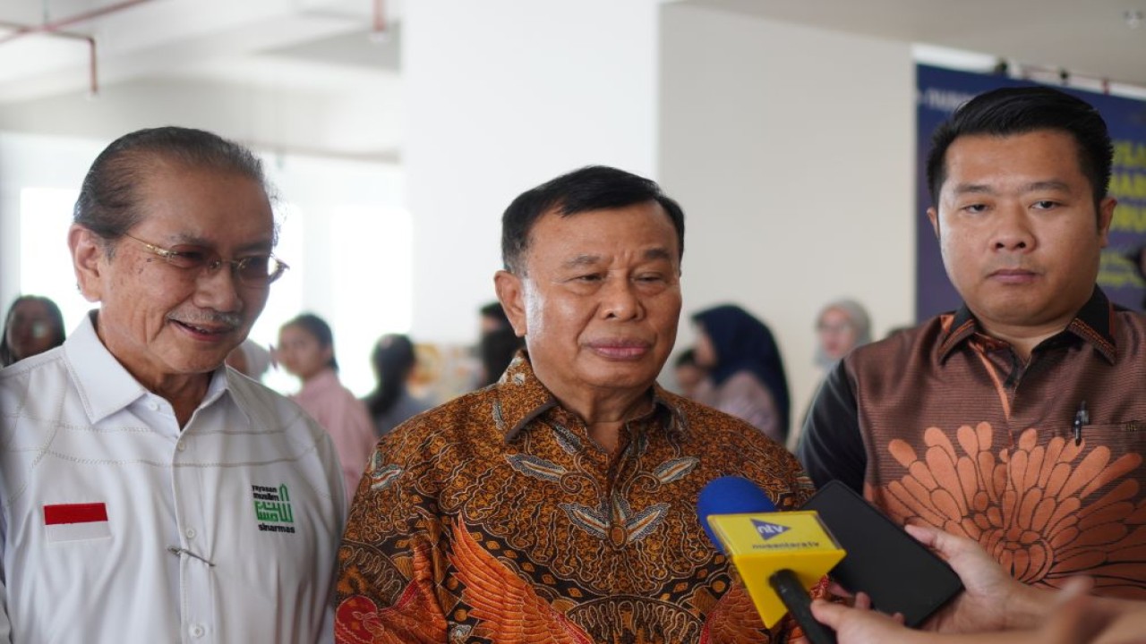 Ketua Yayasan Muslim Sinar Mas, Yan Partawidjaja, Presiden Komisaris NT Corp, Nurdin Tampubolon dan Direktur Nusantara TV Randy Monthonaro Tampubolon. (Foto: Toga Ibnu Pratama/Adiantoro/NTV)