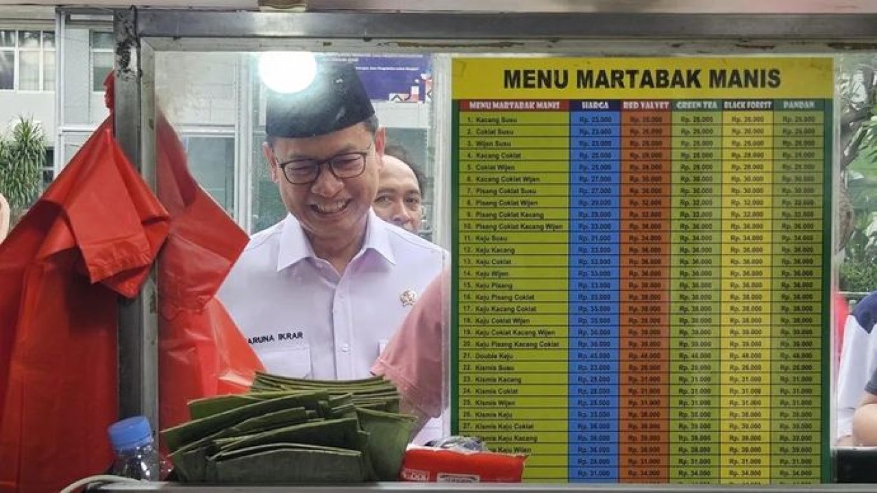 Kepala Badan Pengawas Obat dan Makanan (BPOM) Taruna Ikrar membeli martabak untuk dites sampelnya dalam inspeksi mendadak di Jakarta, Rabu 4 Maret 2026. ANTARA/Mecca Yumna (Antara)