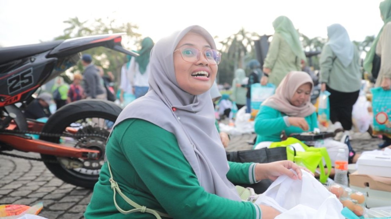 Pengunjung berkesempatan mendapatkan paket sembako hingga makanan kaki lima secara gratis di acara Pasar Murah Pemerintah di Monas. (Foto: Dok/Istimewa/Bakom RI)
