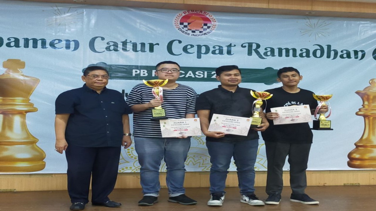 Ketua Umum PB Percasi Grand Master (GM) Utut Adianto bersama para pemenang kategori Open Ramadhan Cup 2026