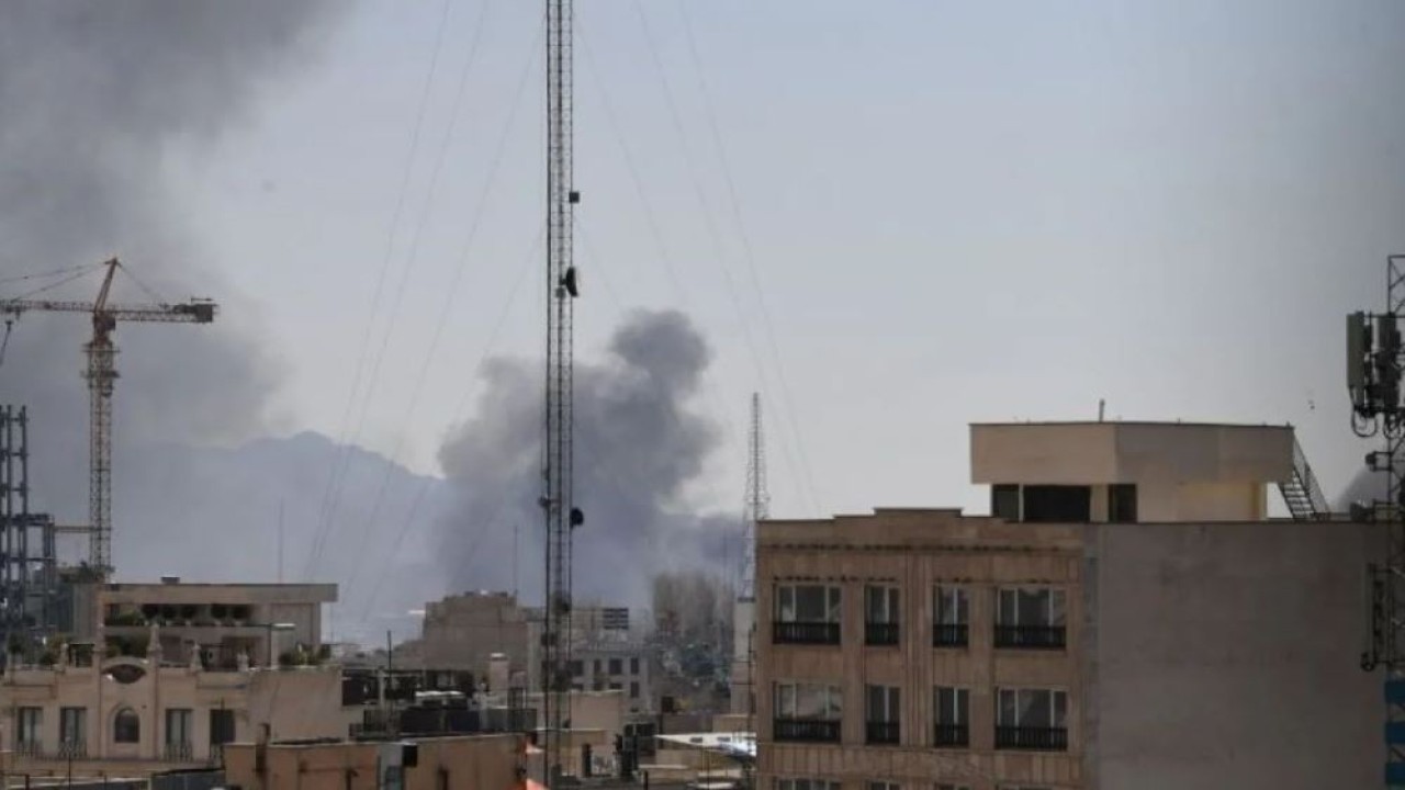 Asap tebal membumbung setelah serangan pesawat tempur Israel di Kota Teheran, Iran, (1/3/2026). ANTARA FOTO/Xinhua/Shadati/sgd