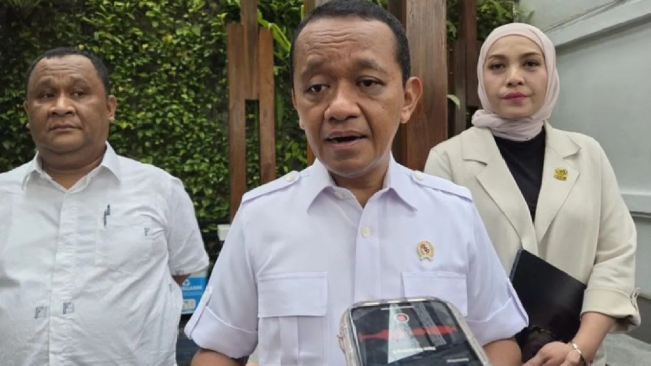 Menteri Energi dan Sumber Daya Mineral (ESDM) Bahlil Lahadalia memberi keterangan ketika ditemui di Kantor Kementerian ESDM, Jakarta, Selasa 10 Maret 2026. (ANTARA/Putu Indah Savitri) (Antara)