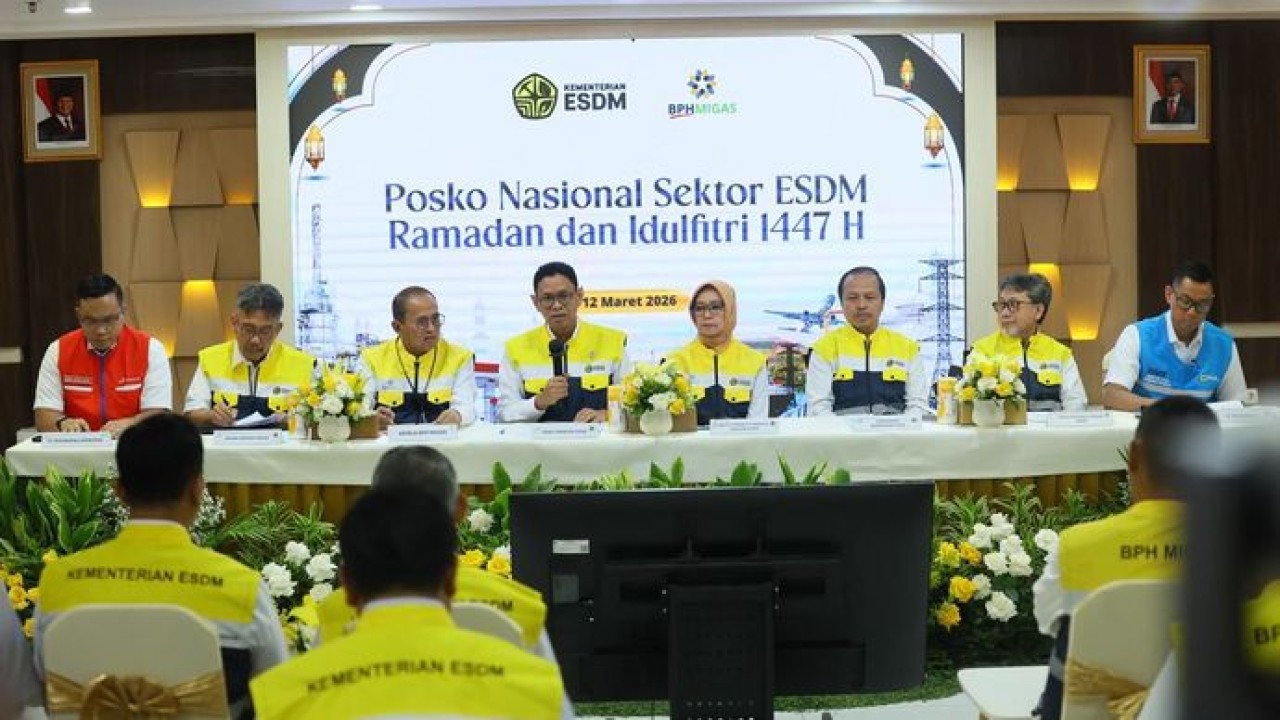 Suasana pembukaan Posko Nasional Sektor Energi dan Sumber Daya Mineral (ESDM) periode Ramadan dan Idulfitri (RAFI) 2026 pada Kamis (12/3), di Gedung Badan Pengatur Hilir Minyak dan Gas Bumi (BPH Migas), Jakarta. Pembukaan posko ini dihadiri oleh Wakil Menteri ESDM, Yuliot Tanjung (keempat dari kiri), Ketua Posko Nasional Sektor ESDM Periode RAFI 2026, Erika Retnowati (keempat dari kanan), Direktur Pembinaan Program Ketenagalistrikan Kementerian ESDM, Wanhar (kedua dari kanan), Sekretaris Direktorat Jenderal Minyak dan Gas Bumi, M. Rizwi Jilanisaf Hisjam (ketiga dari kanan), Kepala Pusat Air Tanah dan Tata Geologi Tata Lingkungan, Agus Cahyono Adi (kedua dari kiri), Kepala BPH Migas, Wahyudi Anas (ketiga dari kiri), Direktur Utama PT PLN (Persero), Darmawan Prasodjo (kanan), dan Direktur Utama PT Pertamina (Persero), Simon Aloysius Mantiri (kiri). (Istimewa)