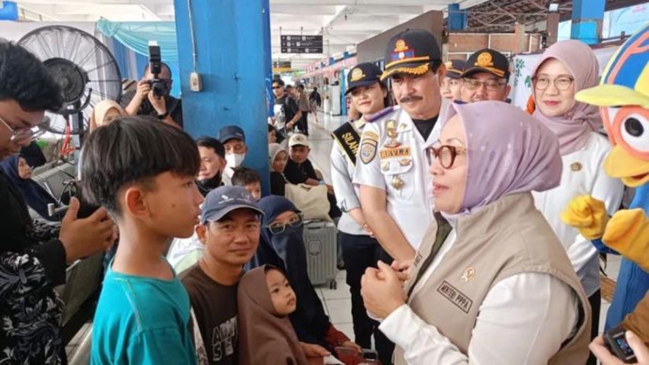 Menteri Pemberdayaan Perempuan dan Perlindungan Anak (PPPA) Republik Indonesia Arifah Fauzi memberikan edukasi terkait pembatasan media sosial (medsos) anak saat meninjau fasilitas pemudik di Terminal Kampung Rambutan, Jakarta Timur, Senin (16/3/2026). (ANTARA/Siti Nurhaliza) (Antara)