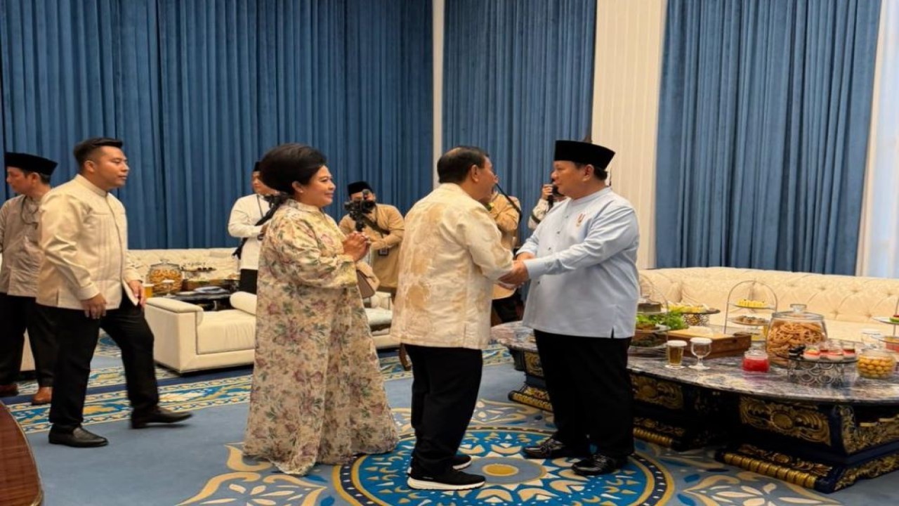 Presiden Komisaris NT Corp Nurdin Tampubolon beserta istri Lince Berliana Tobing dan jajaran Direksi Dimpos Tampubolon, Randy Tampubolon dan Tommy Tampubolon menyalami Presiden Prabowo Subianto saat Open House Lebaran di Istana