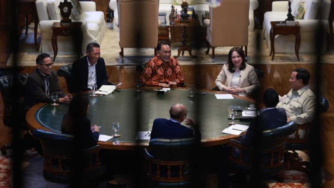 Presiden Prabowo Subianto saat berdialog dengan sejumlah tokoh.
