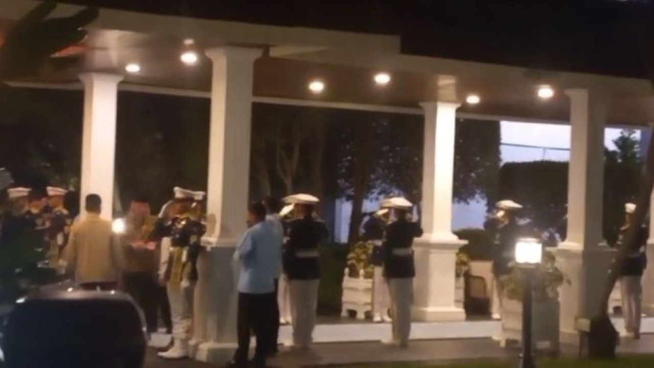 Wakil Presiden Gibran Rakabuming Raka terlihat satu kendaraan dengan Presiden ke-7 RI Joko Widodo setelah keduanya menghadiri agenda Silaturahmi dan Diskusi Kebangsaan bersama Presiden Prabowo Subianto di Istana Merdeka (NTVnews)