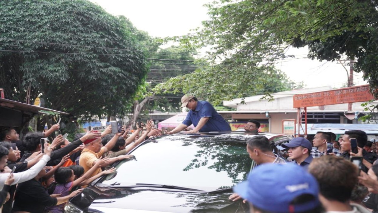 Kedatangan Presiden Republik Indonesia Prabowo Subianto ke kawasan permukiman bantaran rel kereta api di Senen, Jakarta Pusat, Kamis (26/3) sore, meninggalkan kesan mendalam bagi warga setempat. (Bakom)