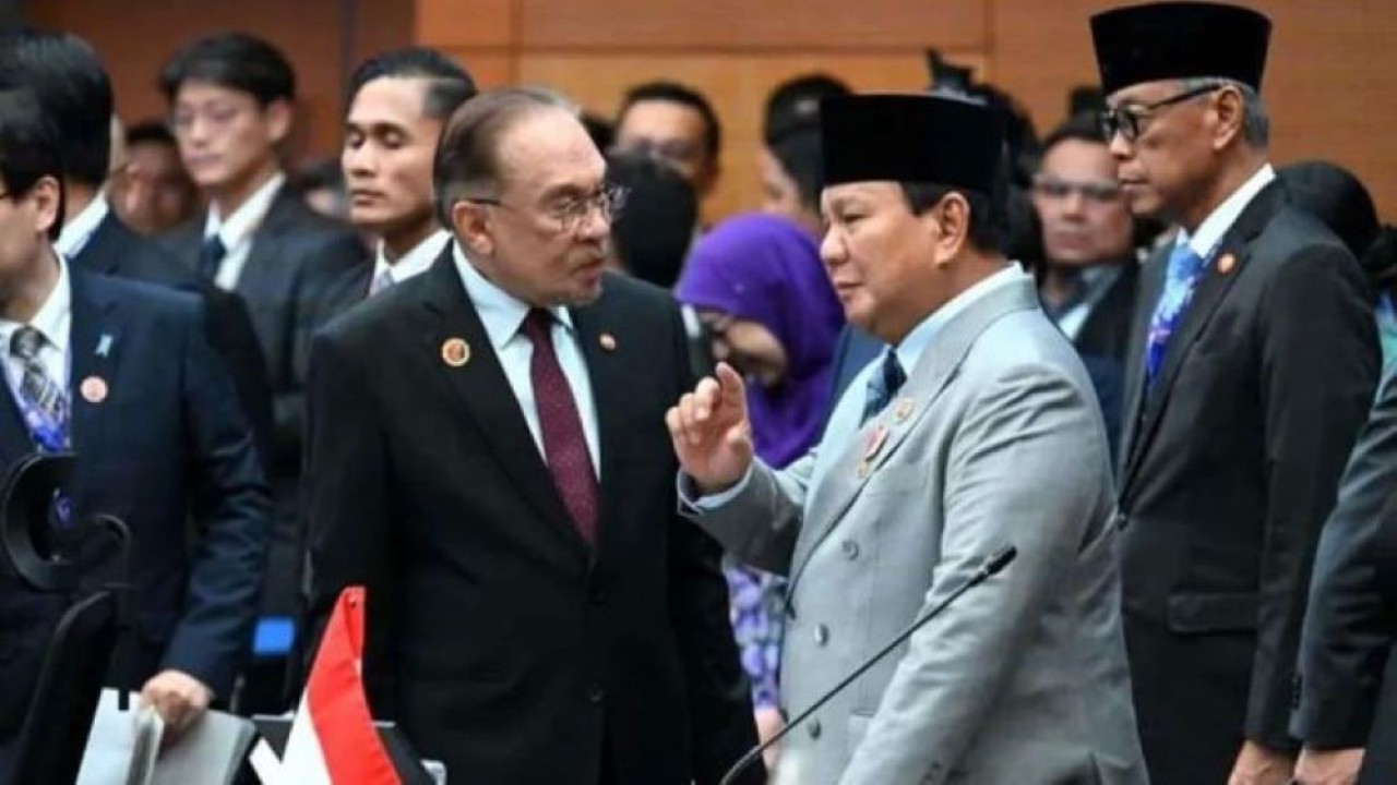 Presiden RI Prabowo Subianto berbincang dengan Perdana Menteri Malaysia, Anwar Ibrahim di sela-sela Konferensi Tingkat Tinggi (KTT) Ke-47 ASEAN di Kuala Lumpur Convention Centre (KLCC), Kuala Lumpur, Malaysia, Minggu (26/10/2025). (ANTARA)