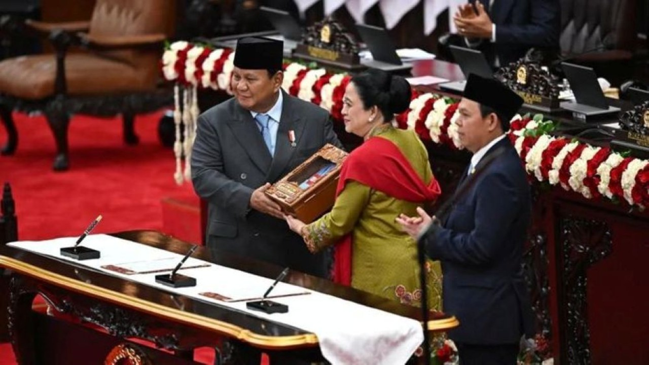 Arsip - Presiden Prabowo Subianto (kiri) menyerahkan dokumen pengantar RUU tentang APBN Tahun Anggaran 2026 beserta Nota Keuangan kepada Ketua DPR Puan Maharani (tengah) disaksikan Ketua DPD Sultan Bachtiar Najamudin dalam Sidang Paripurna Pembukaan. (Foto: Antara)