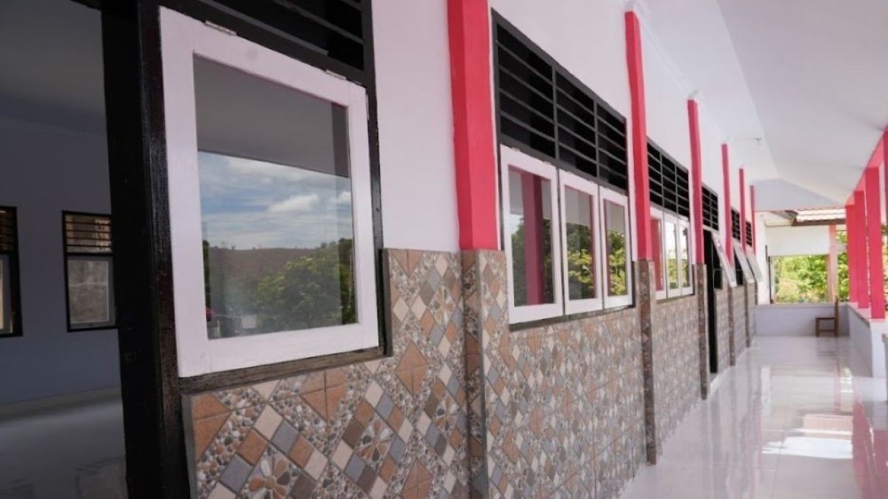 Pembangunan atap ruang kelas SDN 26 Paguyaman di Kabupaten Boalemo, Gorontalo, tak lagi bocor. (Foto: Dok/Istimewa)