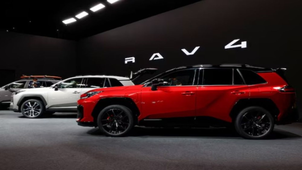 SUV RAV4 terbaru dari Toyota Motor dipamerkan selama acara peluncuran perdananya di dunia di Tokyo, Jepang, 21 Mei 2025. (Foto: Dok/Manami Yamada/Reuters)