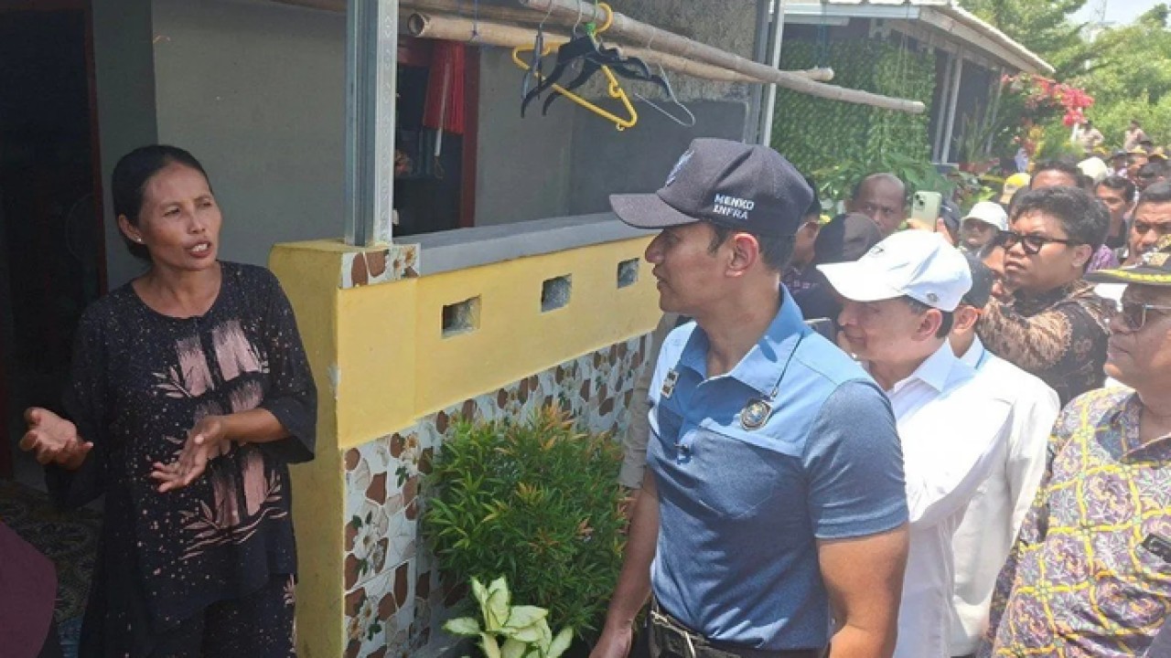 Menteri Koordinator Bidang Infrastruktur dan Pembangunan Kewilayahan atau Menko IPK Agus Harimurti Yudhoyono (AHY) menyapa warga di Desa Ketapang, Kabupaten Tangerang, Banten pada Kamis (16/4/2026). (ANTARA/Aji Cakti) (Antara)