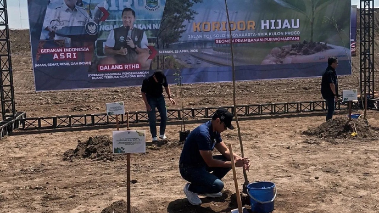 Menteri Koordinator Bidang Infrastruktur dan Pembangunan Kewilayahan Agus Harimurti Yudhoyono (AHY) saat melakukan penanaman pohon Trembesi di Koridor Hijau ruas Tol Prambanan-Purwomartani, Sleman, Sabtu. (25/4/2026).ANTARA/Vice Sat Pranyoto (Antara)