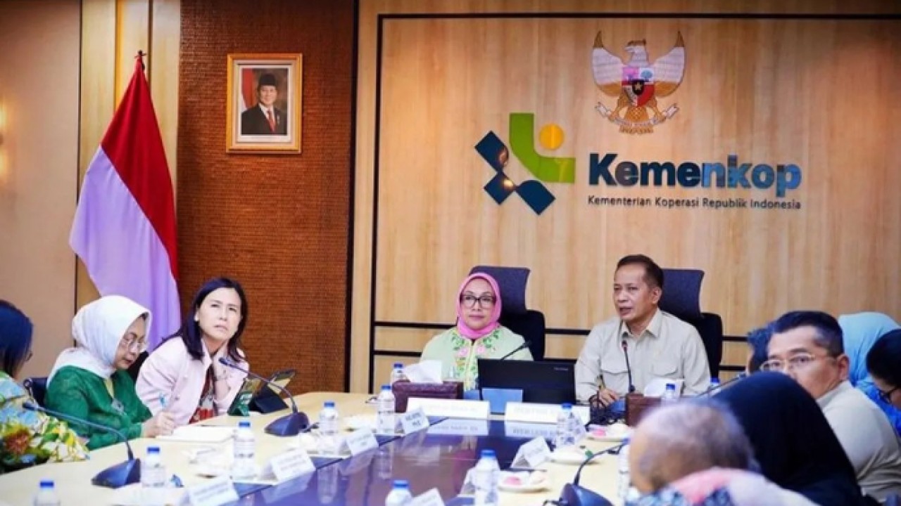 Menteri Koperasi (Menkop) Ferry Juliantono menerima audiensi Menteri Pemberdayaan Perempuan dan Perlindungan Anak (PPPA) Arifah Fauzi di Kantor Kementerian Koperasi, Jakarta, Selasa 31 Maret 2026. ANTARA/HO-Kemenkop/am. (Antara)