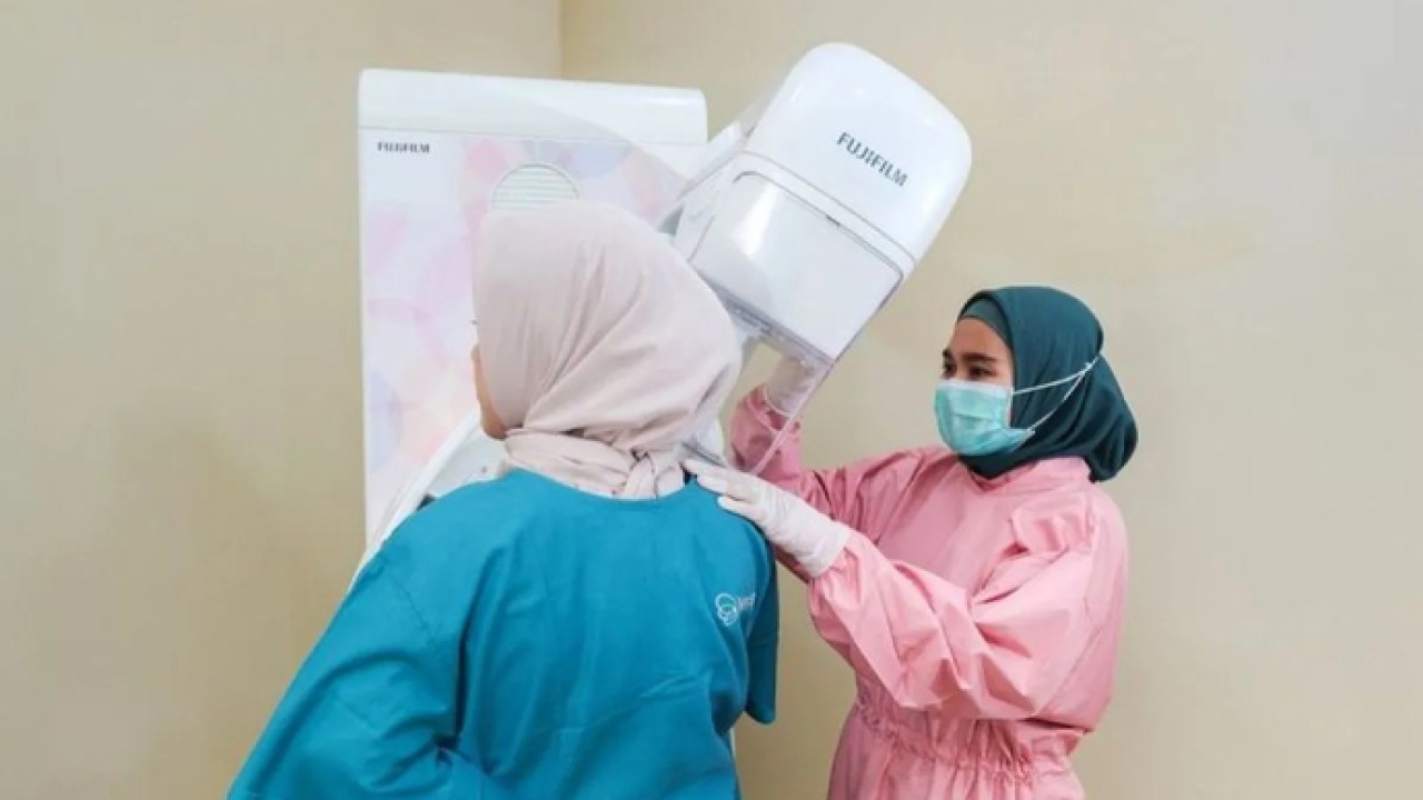 Ilustrasi: Petugas kesehatan melakukan pemeriksaan mammografi pada seorang perempuan penderita kanker payudara dengan teknologi mammografi digital berbasis kecerdasan buatan (AI) dari Fujifilm Indonesia di Jakarta. ANTARA/HO-Fujifilm Indonesia/am. (Antara)