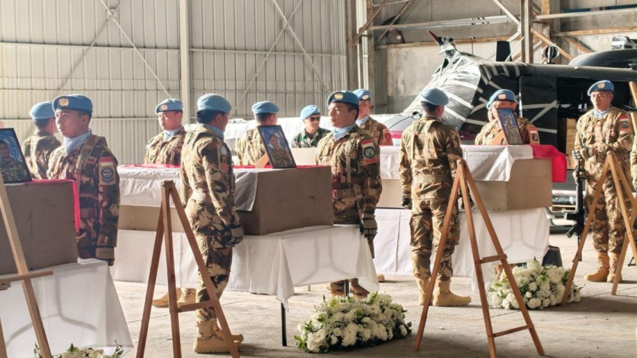 Upacara pelepasan dan penghormatan jenazah ketiga personel penjaga perdamaian Indonesia telah dilaksanakan di Bandara Internasional Rafic Hariri, Beirut, Lebanon pada Kamis (2/4/2026). (Foto: Dok/Istimewa/Bakom RI)