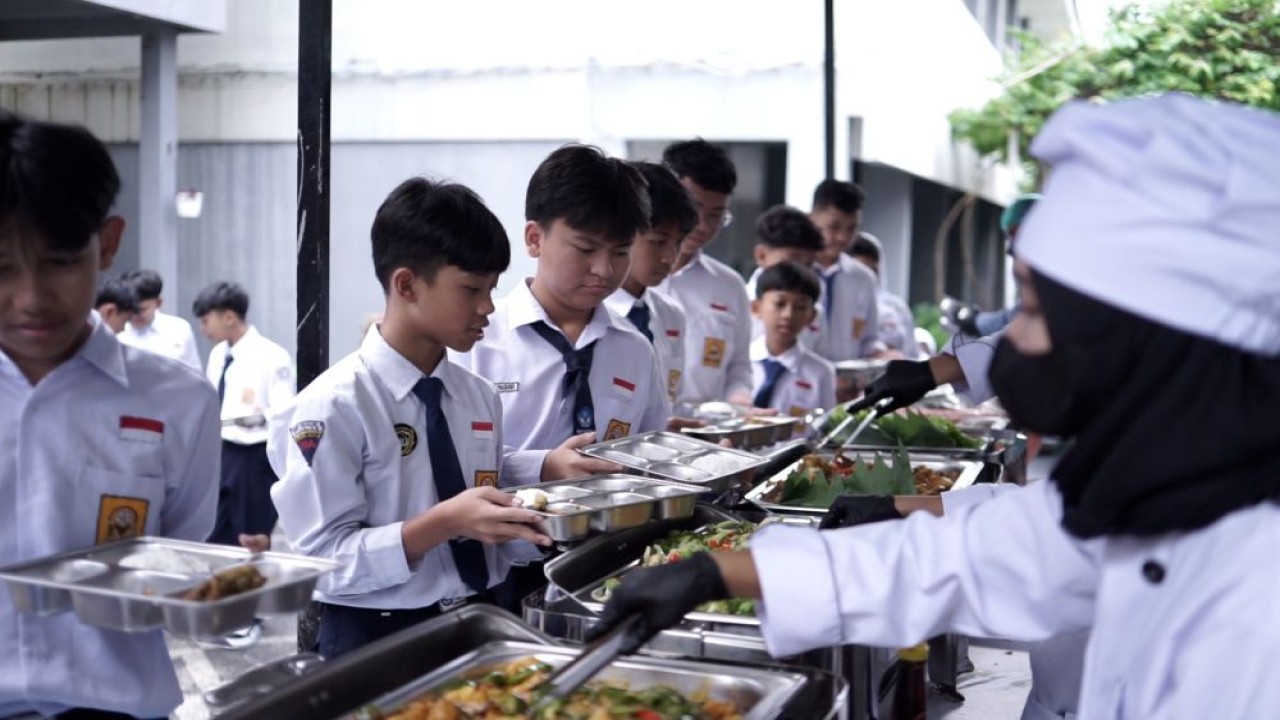 Satuan Pelayanan dan Pemenuhan Gizi (SPPG) Nagrak 2 Cianjur menggelar MBG dengan konsep prasmanan di SMP Negeri 1 Cianjur, Selasa (31/3/2026). (Foto: Dok/Istimewa/Bakom RI)