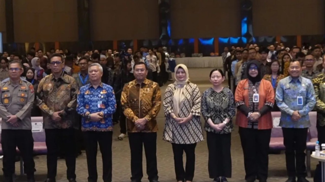 Wakil Kepala Badan Gizi Nasional (BGN), Sony Sanjaya berfoto bersama pada Rapat Konsolidasi Program MBG Provinsi Kepulauan Babel di Pangkalpinang, Jumat (18/4/2026). ANTARA/Aprionis (Antara)