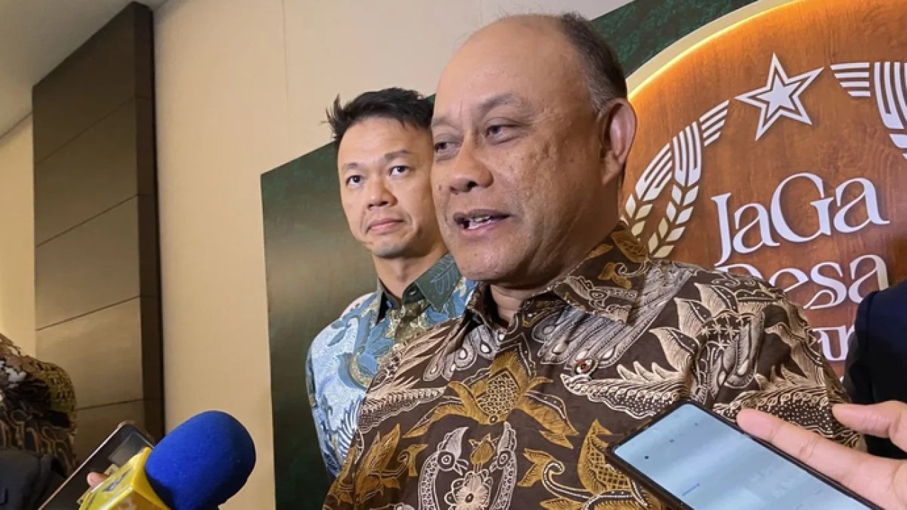 Kepala Badan Gizi Nasional Dadan Hindayana menjawab pertanyaan pers usai acara Jaga Desa Award 2026 di Jakarta, Minggu (19/4/2026) malam. ANTARA/Fath Putra Mulya (Antara)