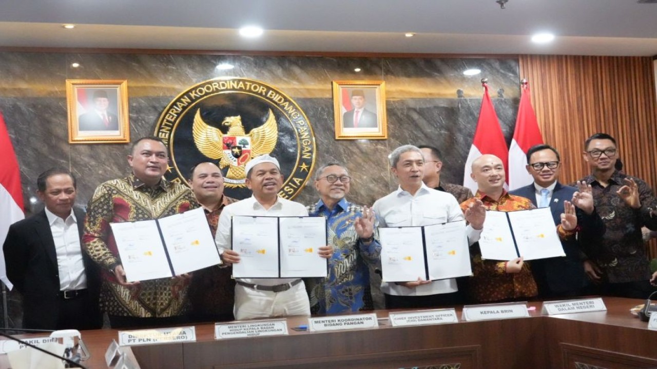 Pemerintah mempercepat pembangunan Pengolah Sampah menjadi Energi Listrik (PSEL) melalui penandatanganan Perjanjian Kerja Sama (PKS) antara pemerintah daerah dan Badan Usaha Pelaksana Proyek (BUPP) PSEL di tiga wilayah, yaitu Kota Bekasi, Bogor Raya, dan Denpasar Raya. (Foto: Dok/Istimewa/Bakom RI)