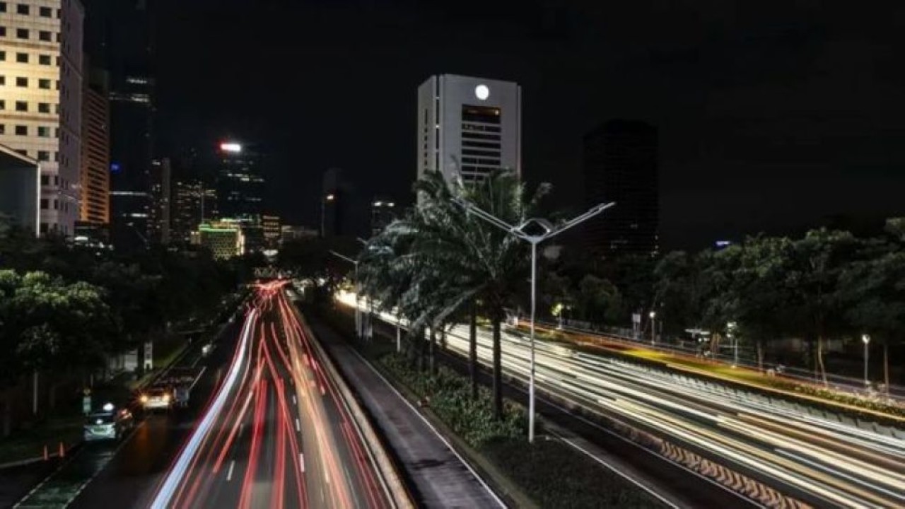 Sejumlah kendaraan melintas saat pemadaman lampu penerangan jalan di Jalan Jenderal Sudirman, Jakarta. (Foto: Antara)