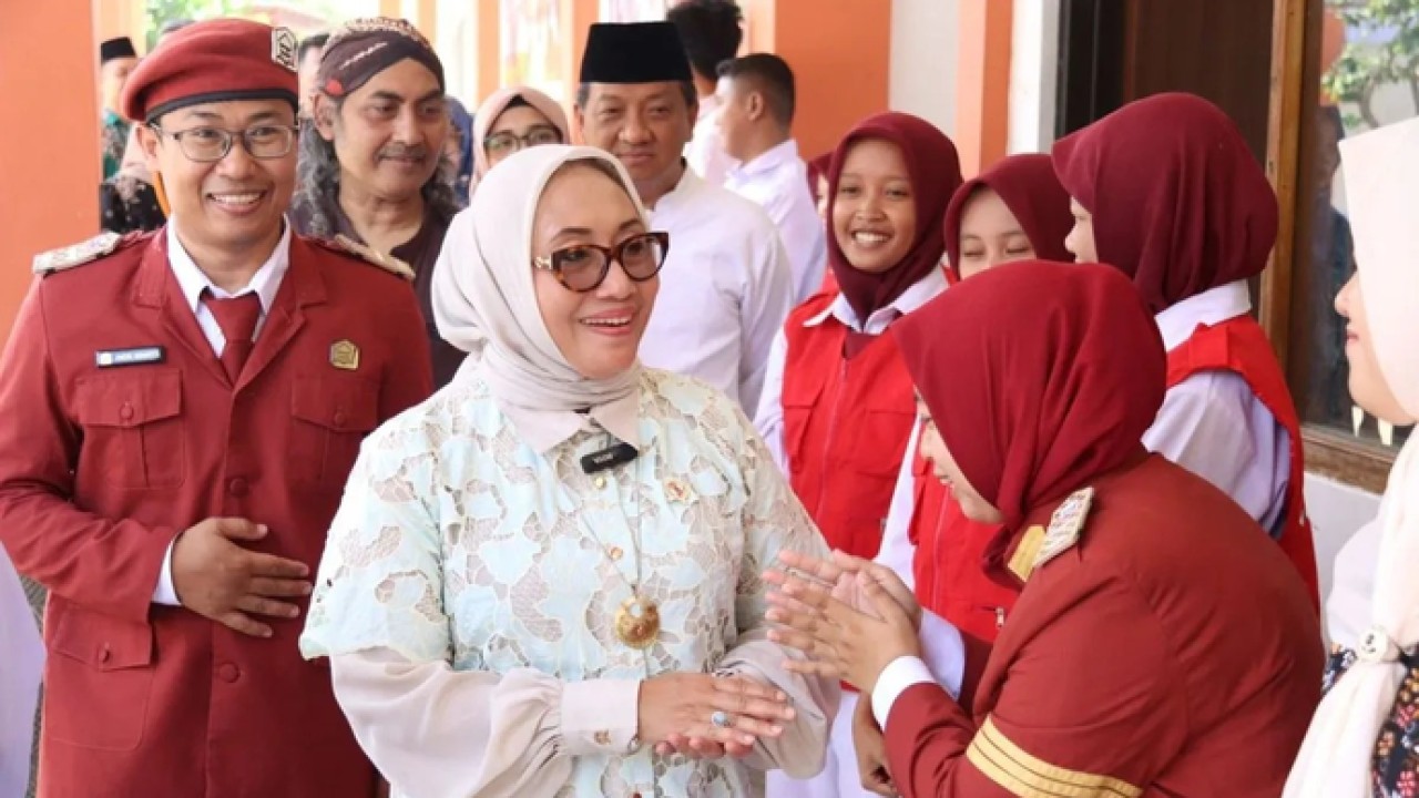 Menteri Pemberdayaan Perempuan dan Perlindungan Anak Arifah Fauzi berinteraksi dengan siswi saat mengunjungi Sekolah Rakyat Terintegrasi 8 Jombang, Jawa Timur. ANTARA/HO-KemenPPPA (Antara)